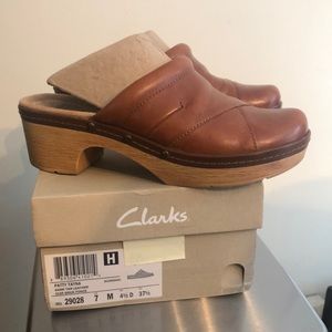 Clarks leather clogs size 7 Med. Dark tan color